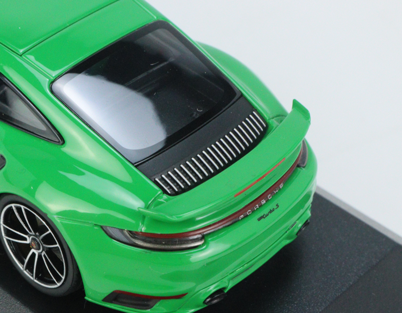 1/43 Minichamps 2021 Porsche 911 (992) Turbo S Sport Design (Python Green) Car Model