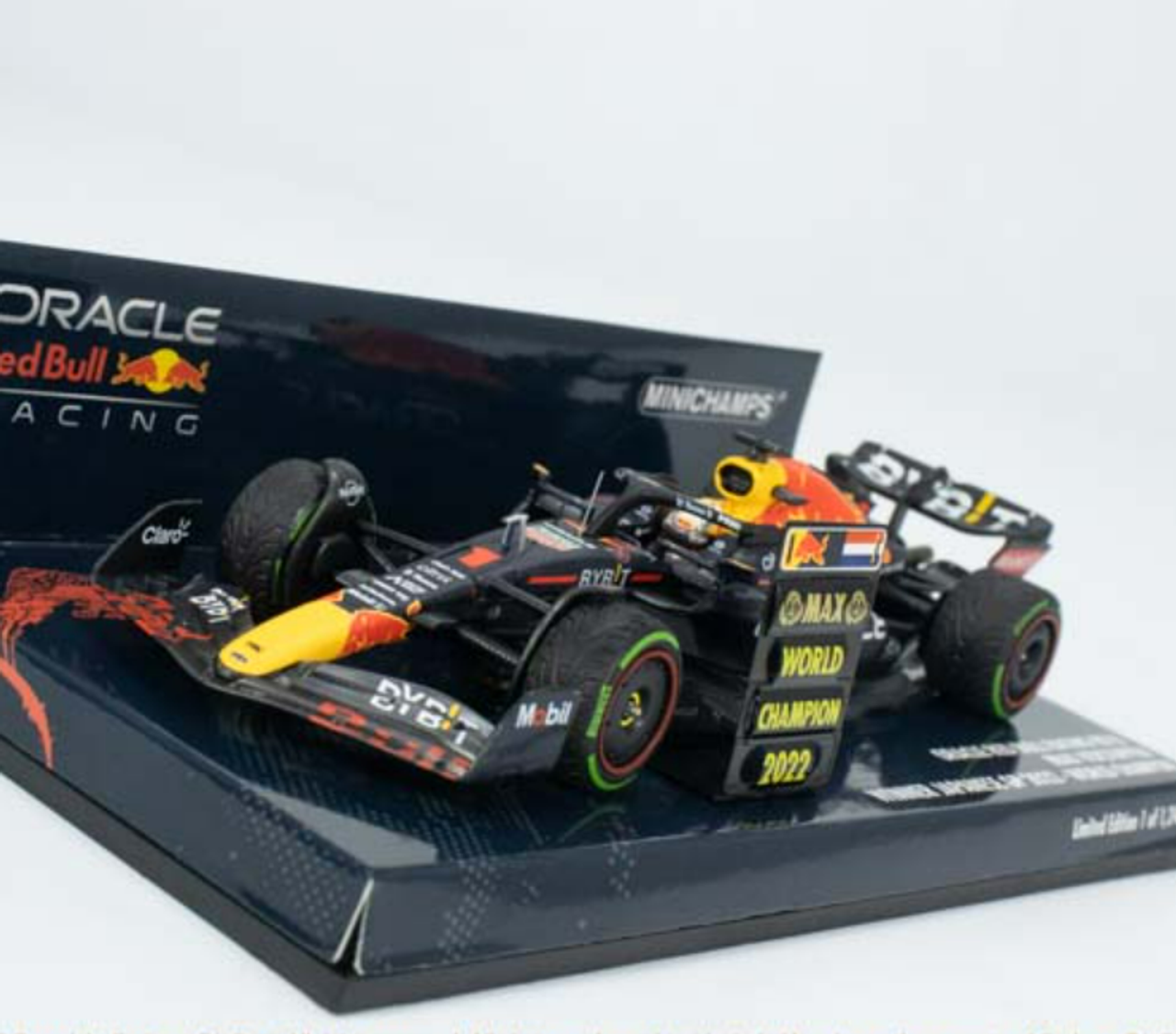  1/43 MINICHAMPS ORACLE RED BULL RACING RB18 - MAX VERSTAPPEN - WINNER JAPANESE GP 2022 - W/PITBOARD Diecast Car Model