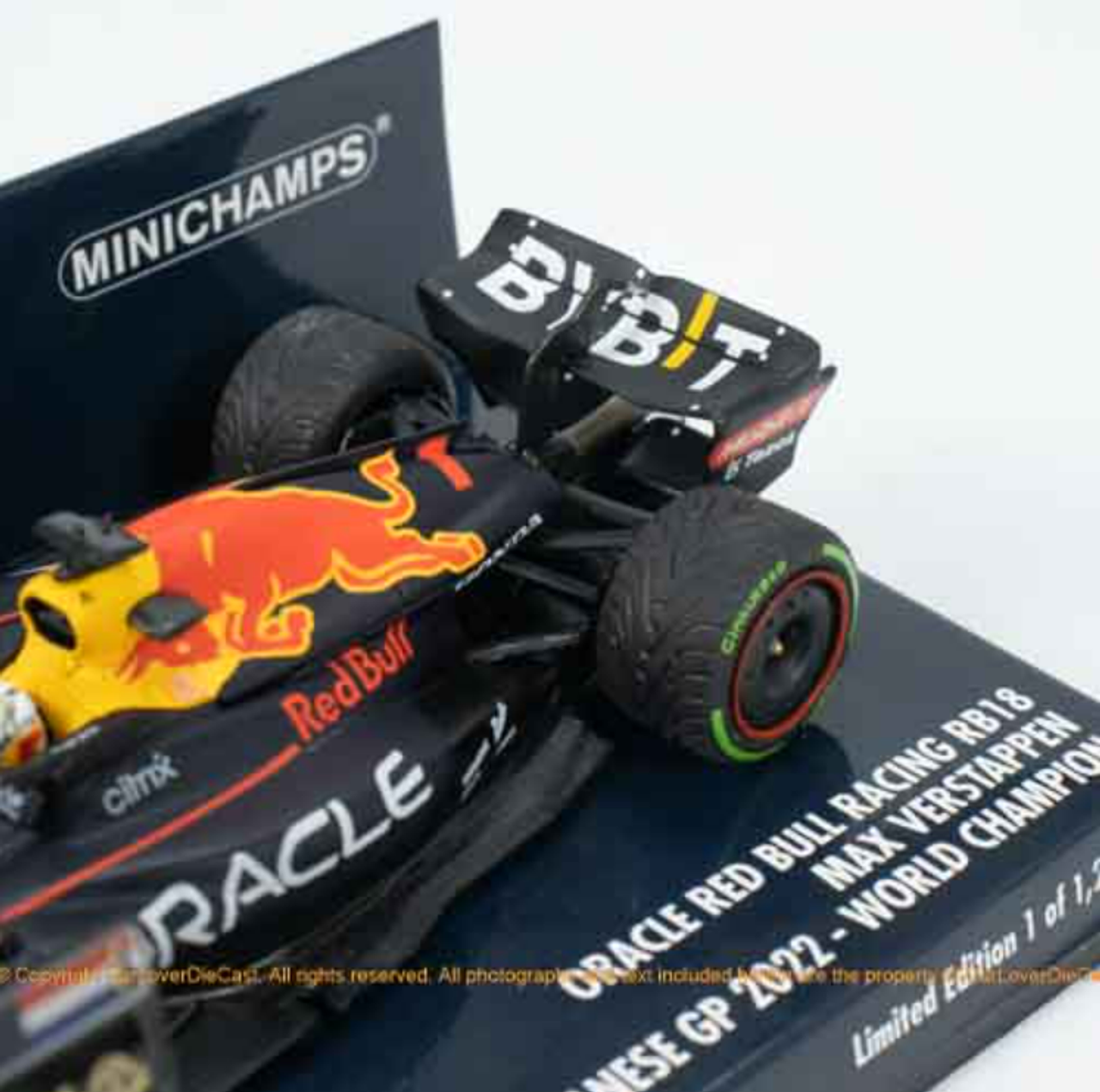  1/43 MINICHAMPS ORACLE RED BULL RACING RB18 - MAX VERSTAPPEN - WINNER JAPANESE GP 2022 - W/PITBOARD Diecast Car Model