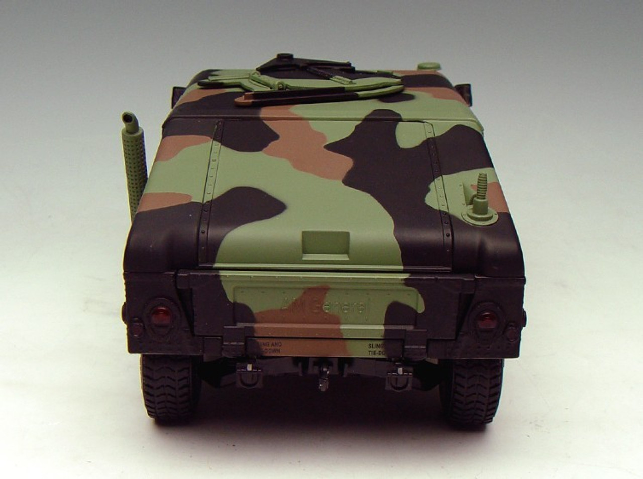 1/18 EXOTO AM GENERAL HUMMER MILITARY COMMAND CAR BATTLE