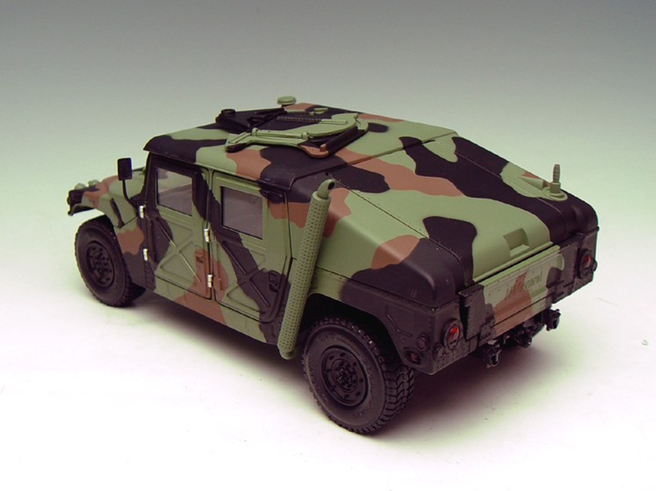 1/18 EXOTO AM GENERAL HUMMER MILITARY COMMAND CAR BATTLE