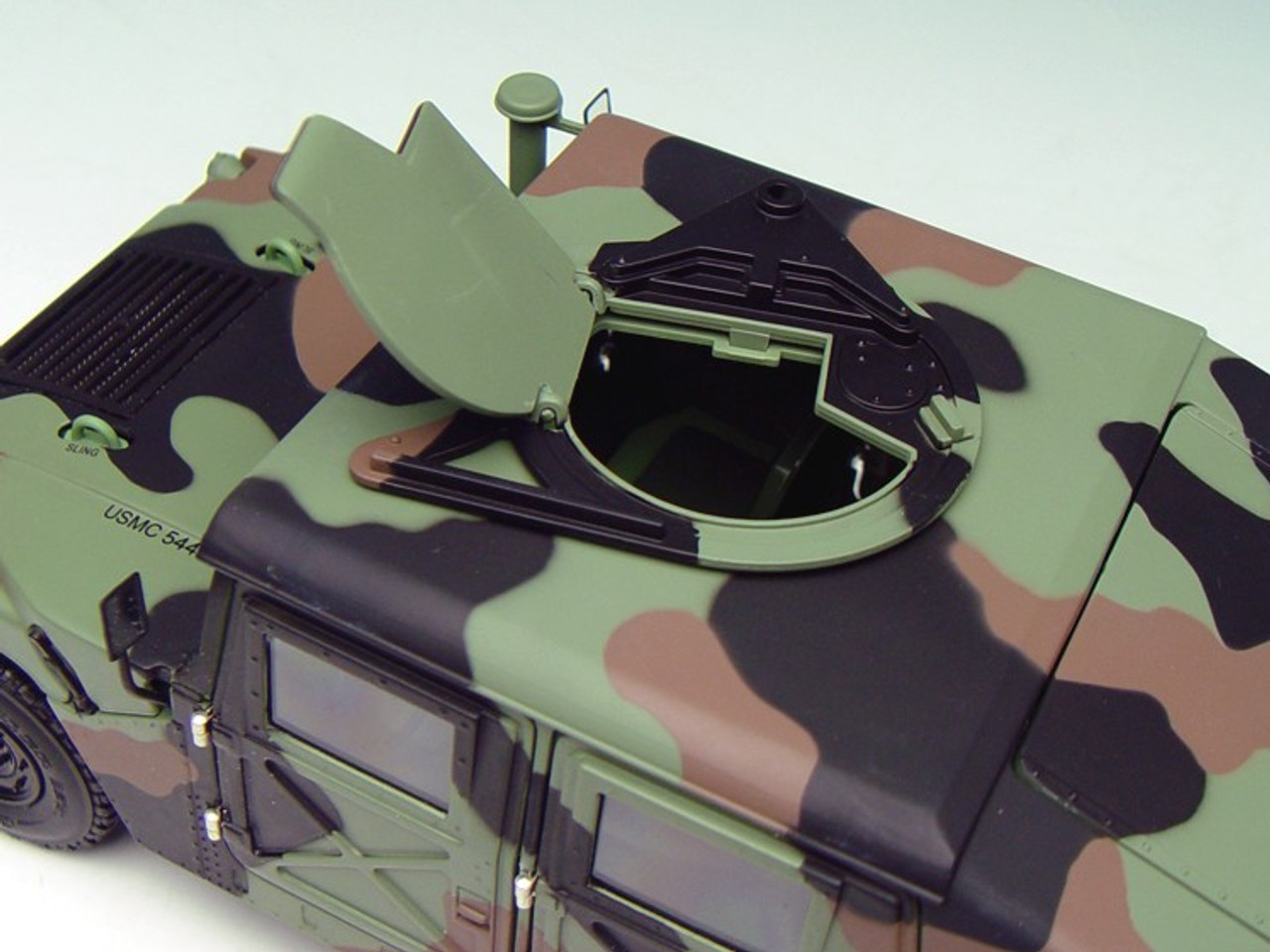 1/18 EXOTO AM GENERAL HUMMER MILITARY COMMAND CAR BATTLE