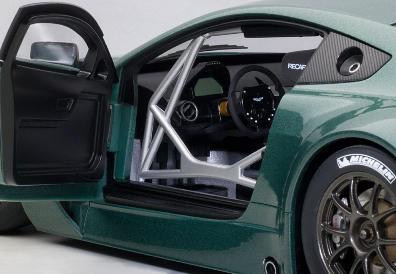 1/18 AUTOart ASTON MARTIN VANTAGE V12 GT3 2013 (GREEN)(2 DOOR OPENINGS) Car Model