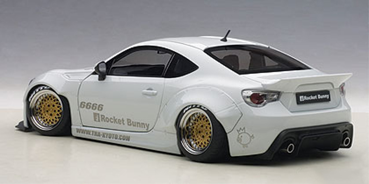 1/18 AUTOart ROCKET BUNNY TOYOTA 86 (METALLIC WHITE/GOLD WHEELS