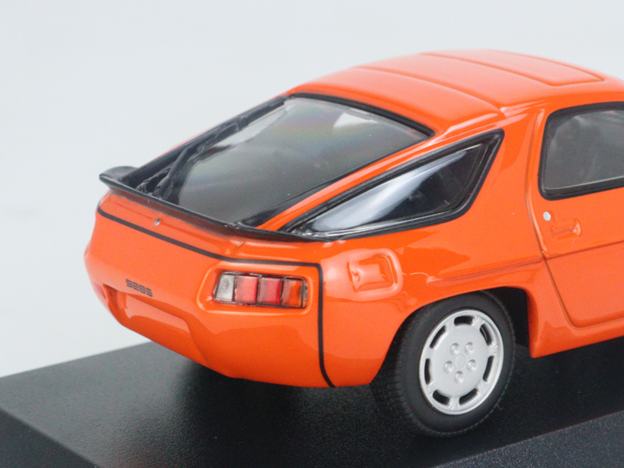 1/43 Minichamps 1979 Porsche 928 S (Orange) Car Model