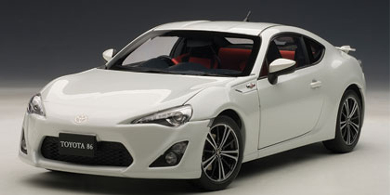 安い品質保証オートアート　トヨタ　TOYOTA　86 GTリミテッド　右ハンドル（日本）仕様　ホワイト　1/18 開封後展示のみ 乗用車