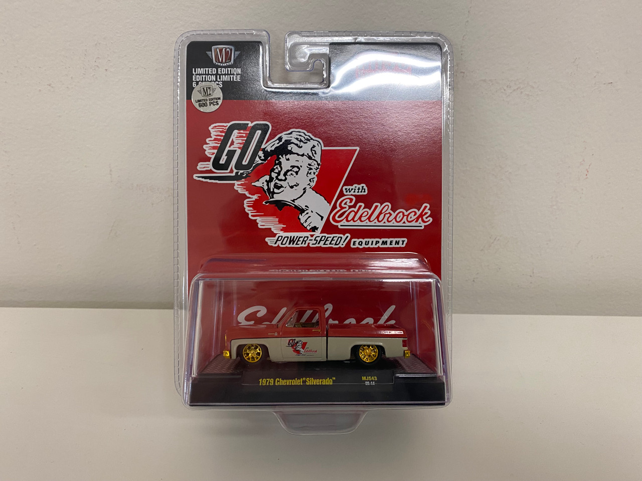 CHASE CAR 1/64 M2 Machines 1979 Chevrolet Silverado “Go With Edelbrock” Limited Edition Diecast Car Model