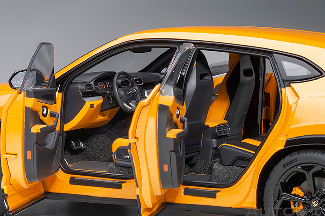 【美品】AUTOart Lamborghini Urus 1/18 1/18 AUTOart Lamborghini Urus (Solid Yellow) Diecast Car