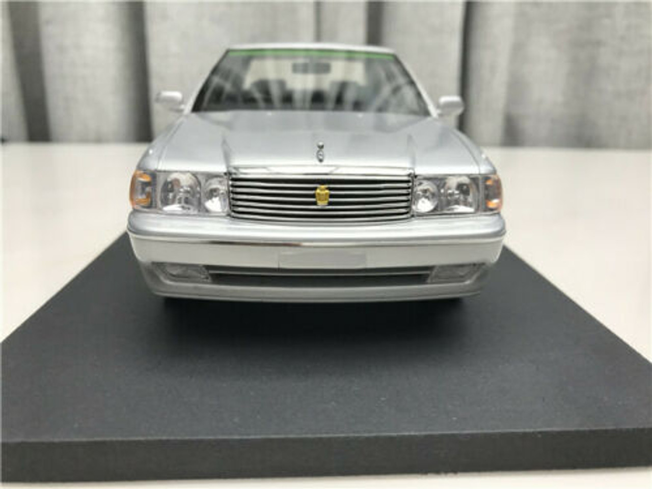 1/18 Dealer Edition Toyota Crown 133 (Silver) Enclosed Resin Car 