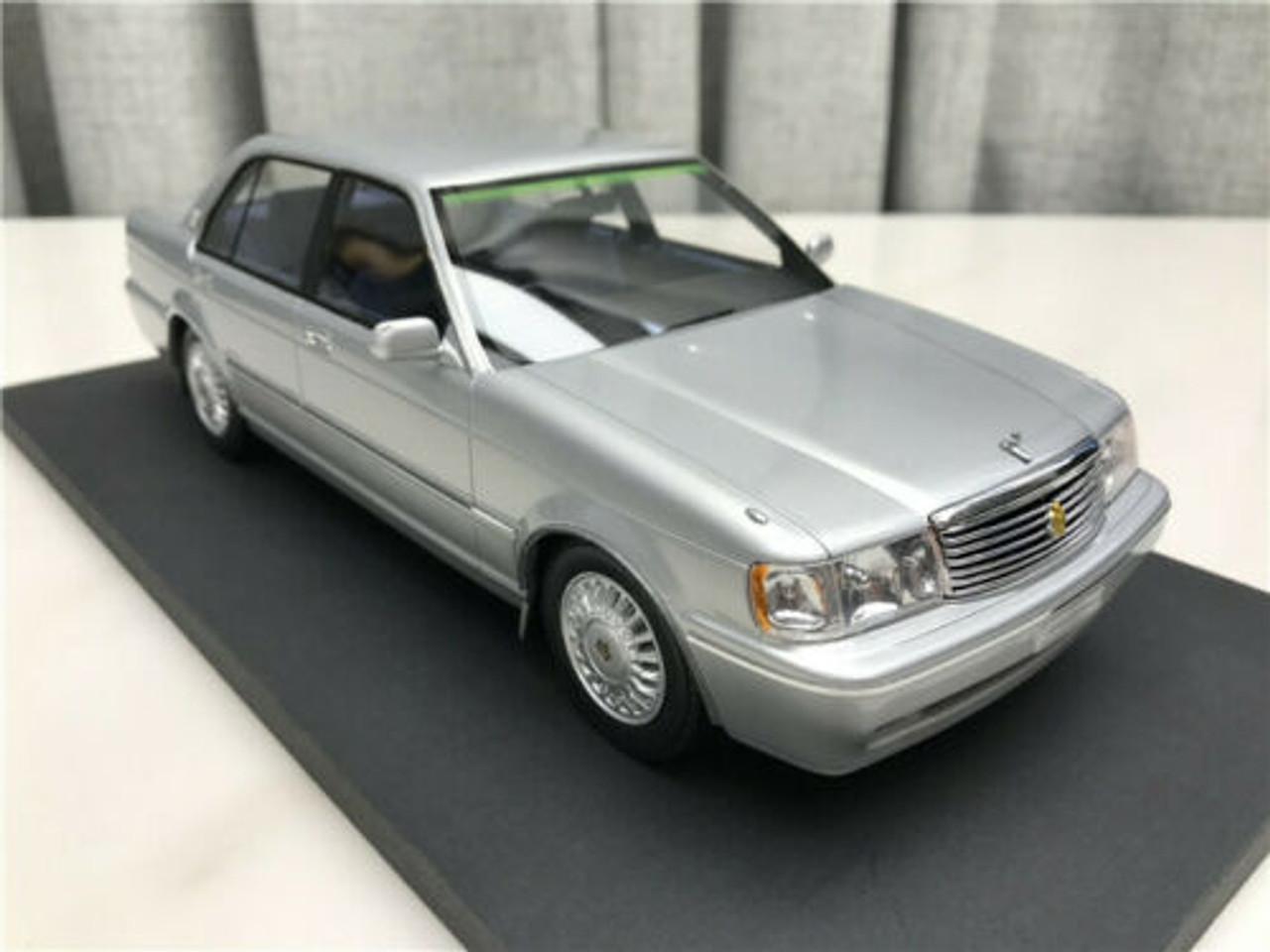 1/18 Dealer Edition Toyota Crown 133 (Silver) Enclosed Resin Car Model