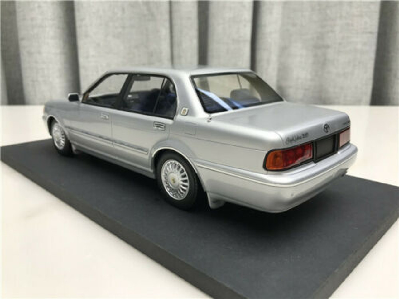 1/18 Dealer Edition Toyota Crown 133 (Silver) Enclosed Resin Car 