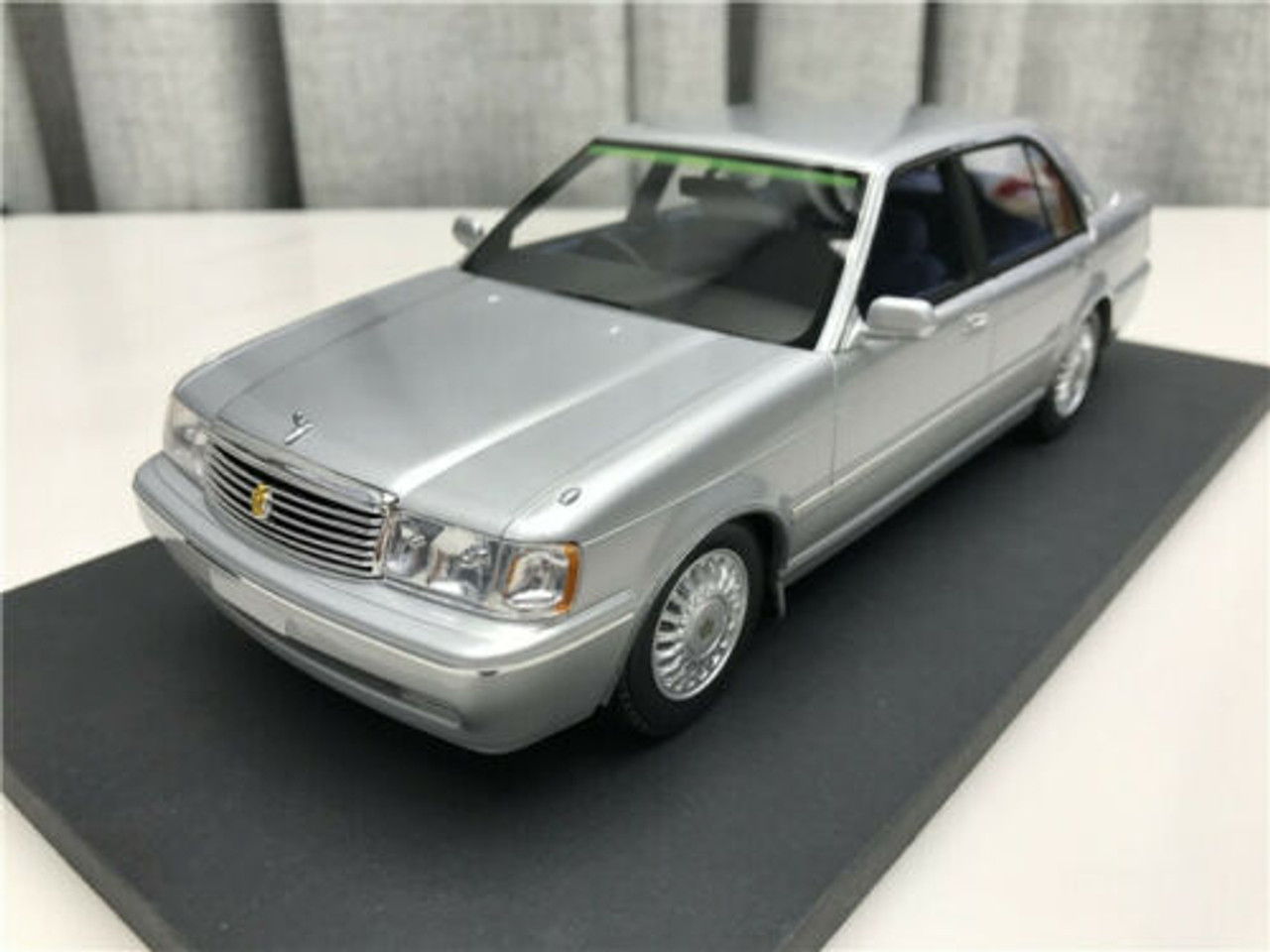 1/18 Dealer Edition Toyota Crown 133 (Silver) Enclosed Resin Car 