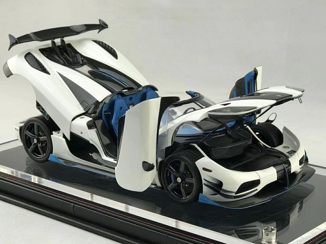 Frontiart 1/18 Koenigsegg Regera ホワイト Koenigsegg Regera White w/Carbon Accents | AutoArt