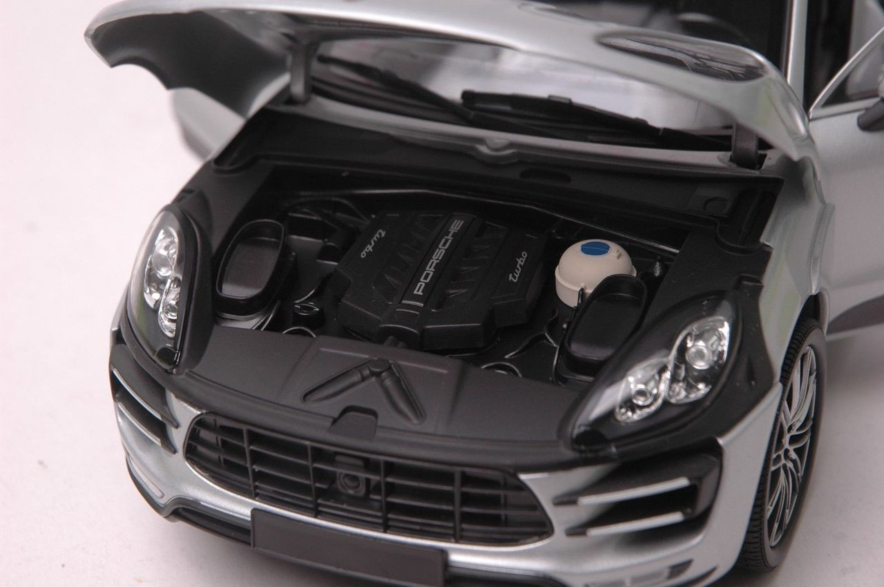 1/18 Minichamps Porsche Macan Turbo (Metallic Silver