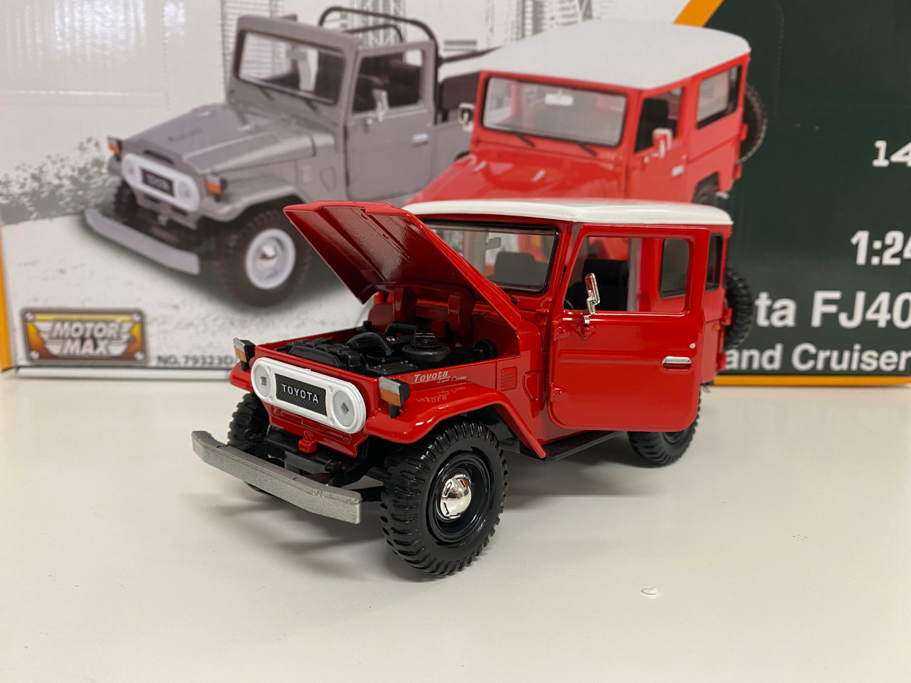 1/24 Motormax Toyota FJ40 (Red with White Top) Diecast Car Model (new no retail box)