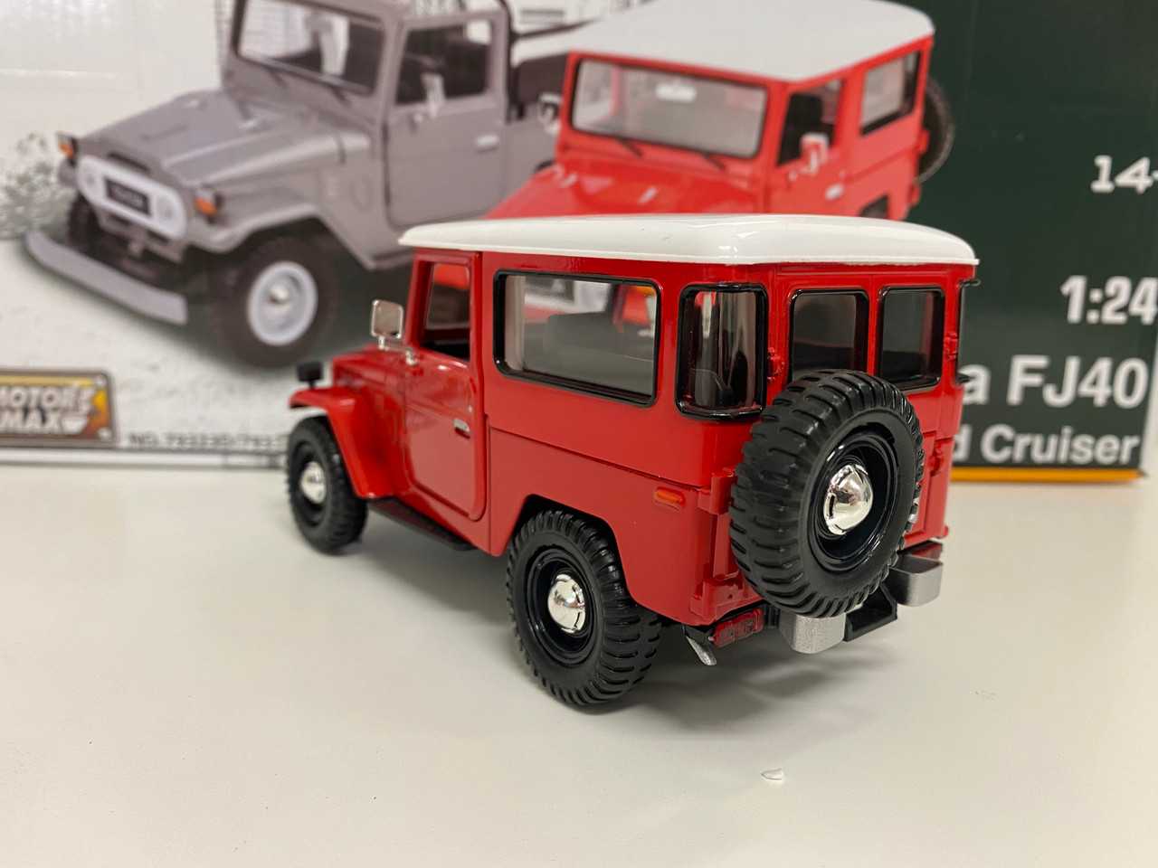 1/24 Motormax Toyota FJ40 (Red with White Top) Diecast Car Model (new no retail box)