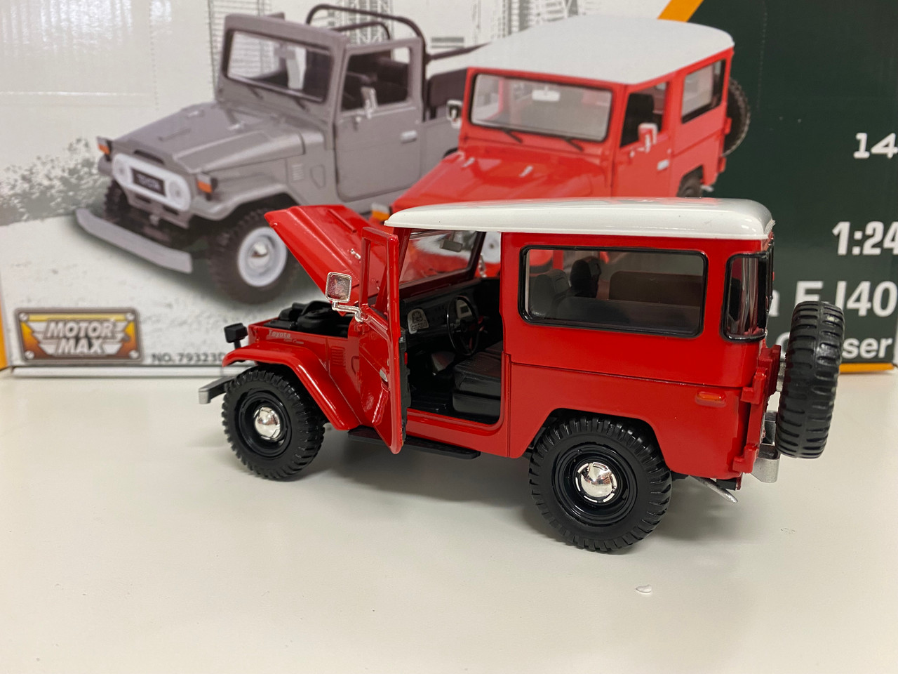 1/24 Motormax Toyota FJ40 (Red with White Top) Diecast Car Model (new no retail box)