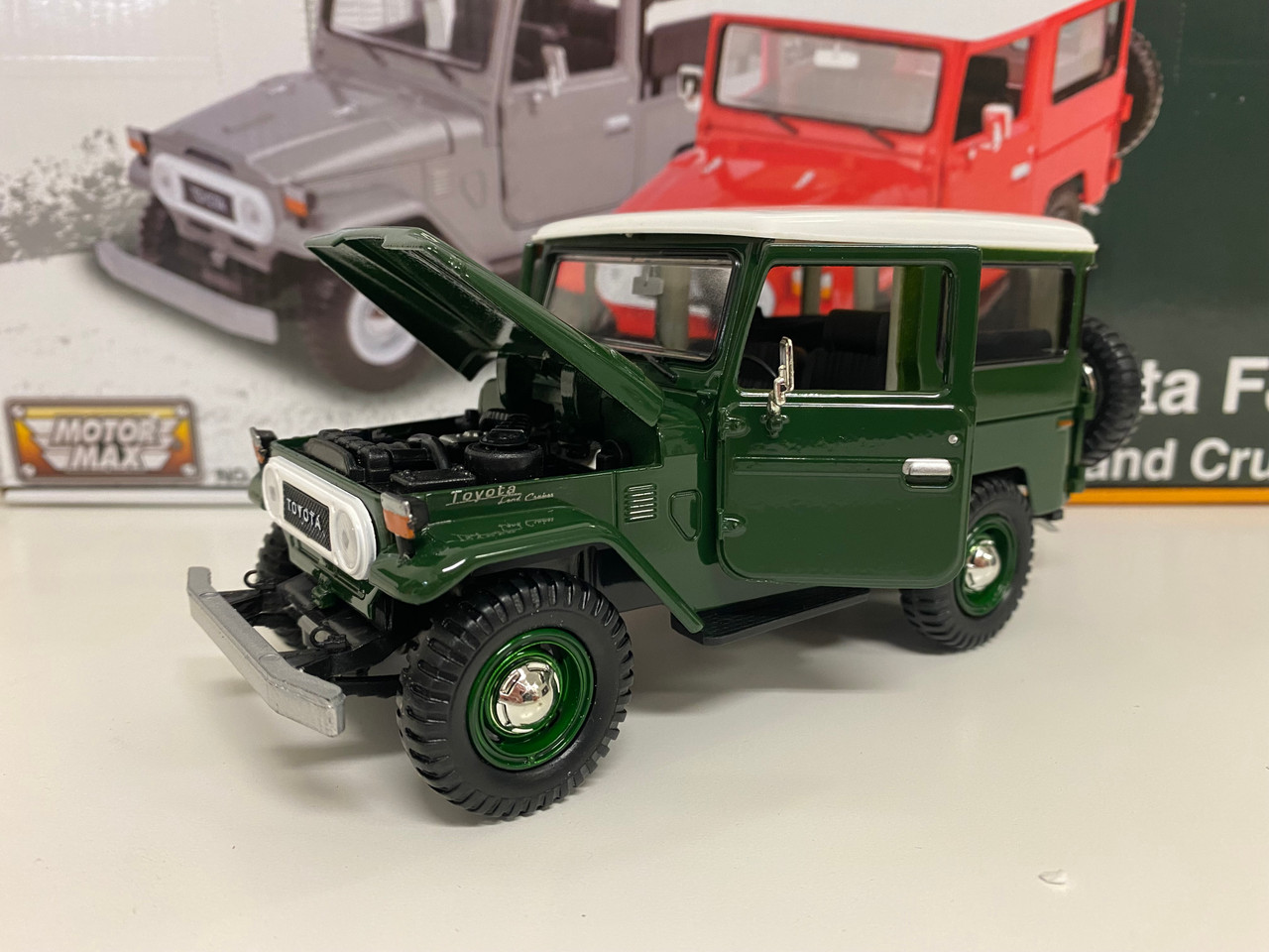 1/24 Motormax Toyota FJ40 (Dark Green with White Top) Diecast Car