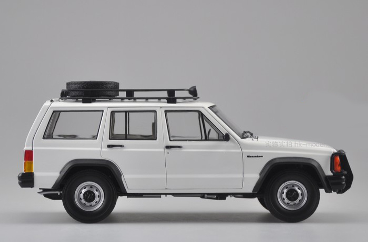 【美品】AUTOart 1/18 Jeep チェロキー 白 箱付 送料込 美品】AUTOart 1/18 Jeep チェロキー 白 箱付 送料込 - メルカリ