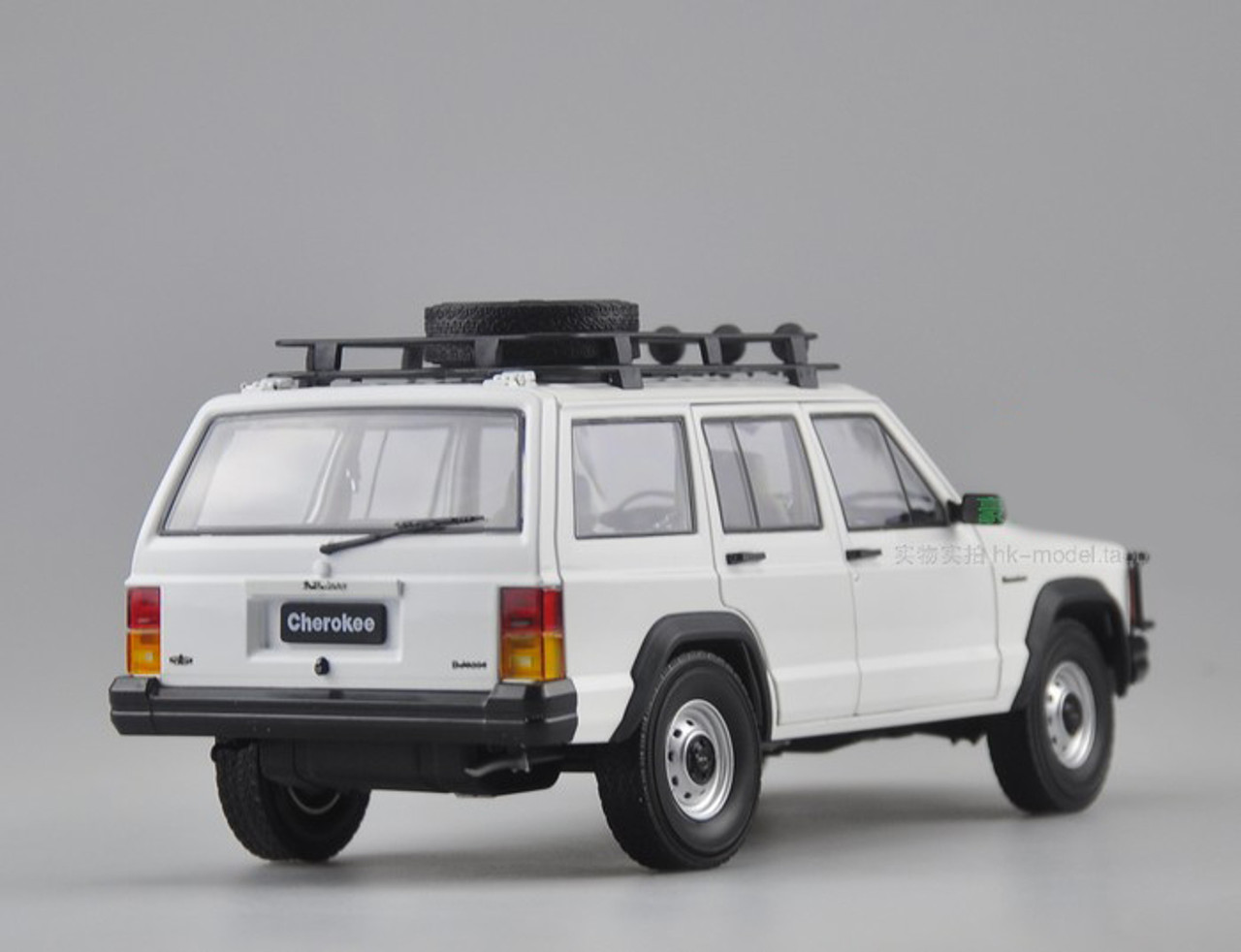 1/18 Dealer Edition Classic Jeep Cherokee (White) Diecast Car Model