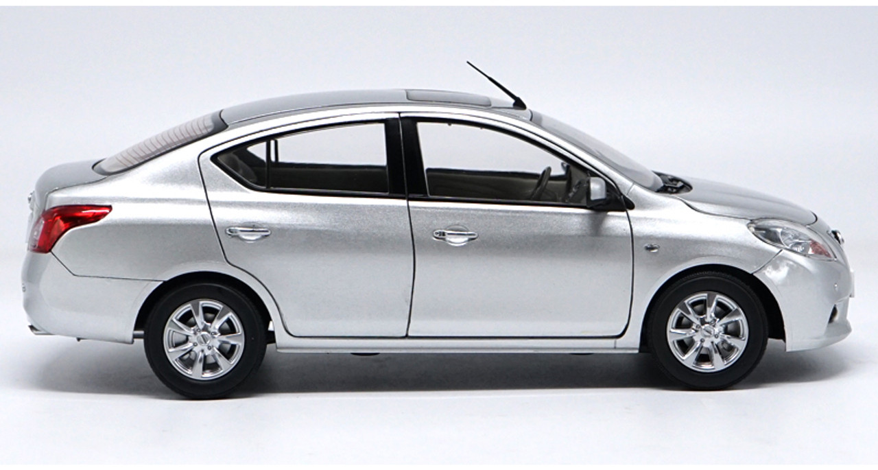 1/18 Dealer Edition Nissan Sunny (Silver) Diecast Car Model 