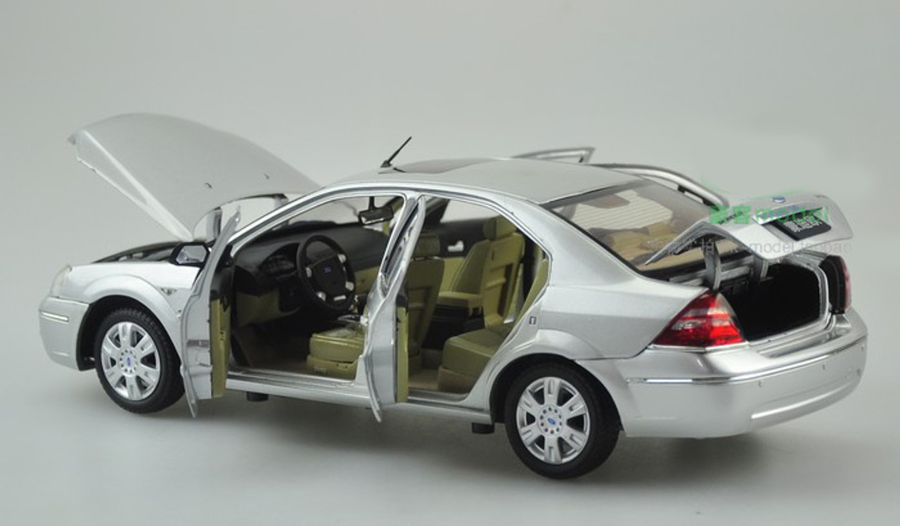 1/18 Dealer Edition Ford Mondeo (Silver) Diecast Car Model