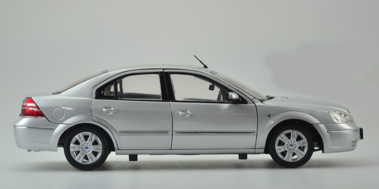 1/18 Dealer Edition Ford Mondeo (Silver) Diecast Car Model