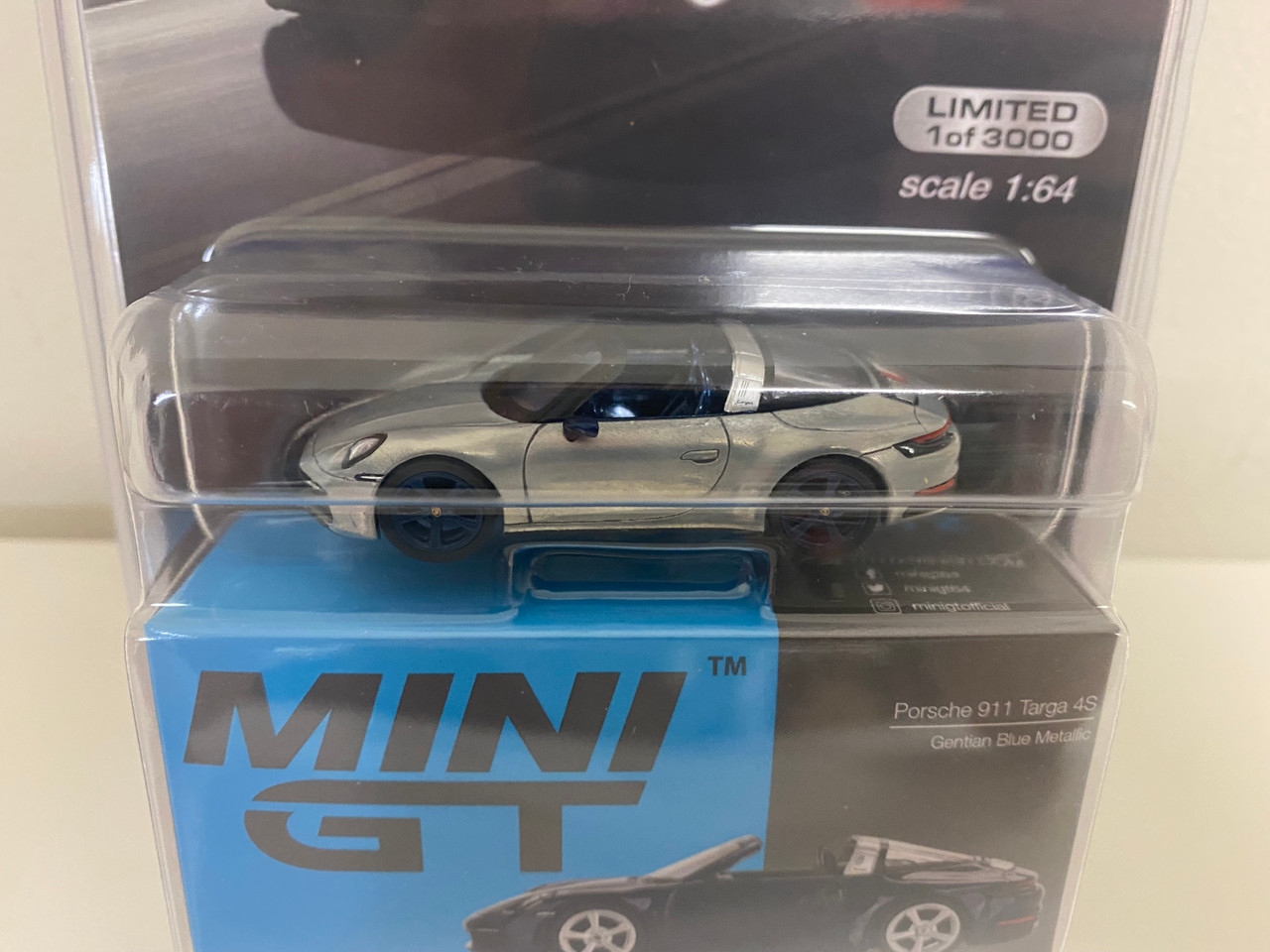 CHASE CAR 1/64 Mini GT Porsche 911 Targa 4S (Silver with Blue Wheels) Limited Edition Diecast Car Model