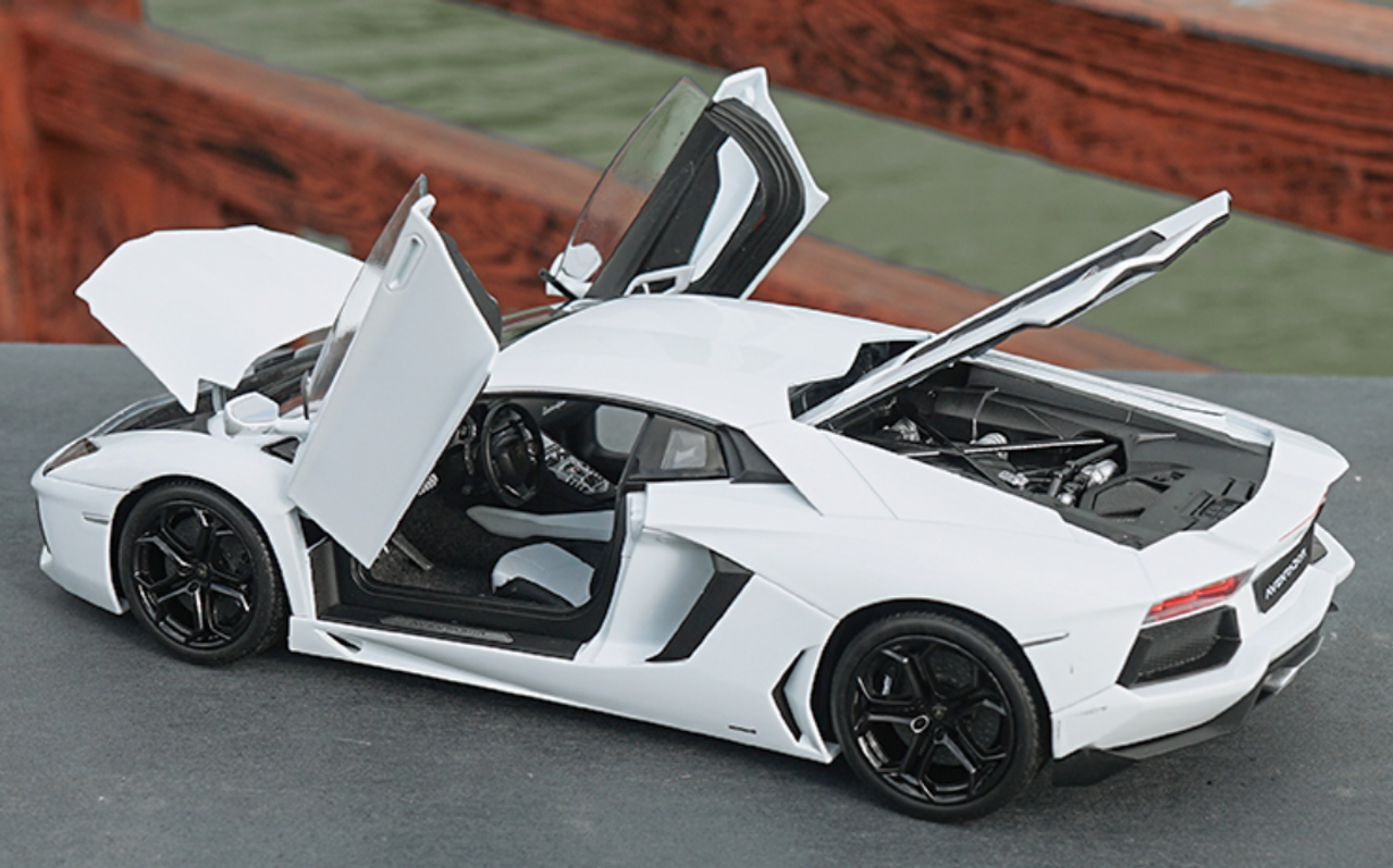  1  18  Welly FX Lamborghini Aventador LP700 4 White 