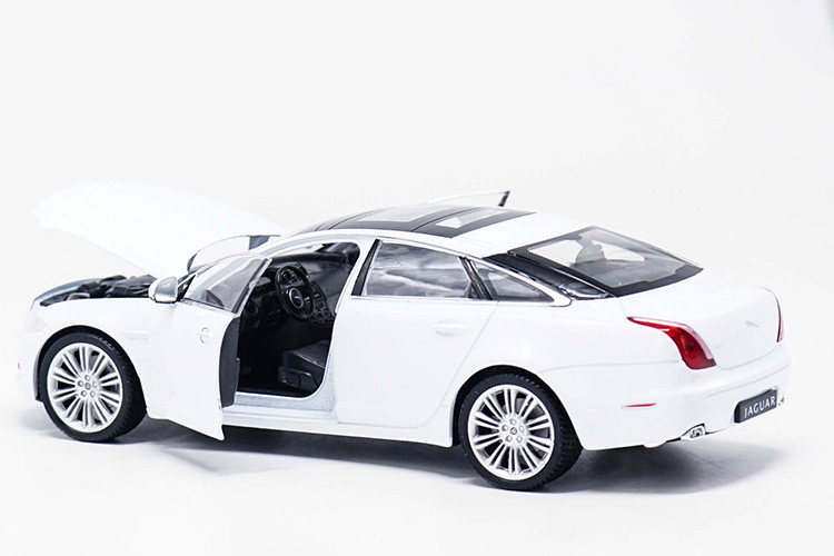 1/24 Welly Jaguar XJ XF (White) Diecast Car Model