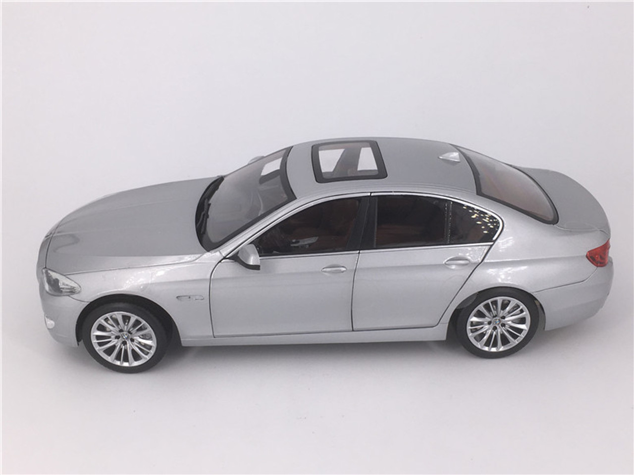 1/18 NOREV BMW F10/F11/F07/F18 (2010–2016) 5 SERIES 550i (SILVER 