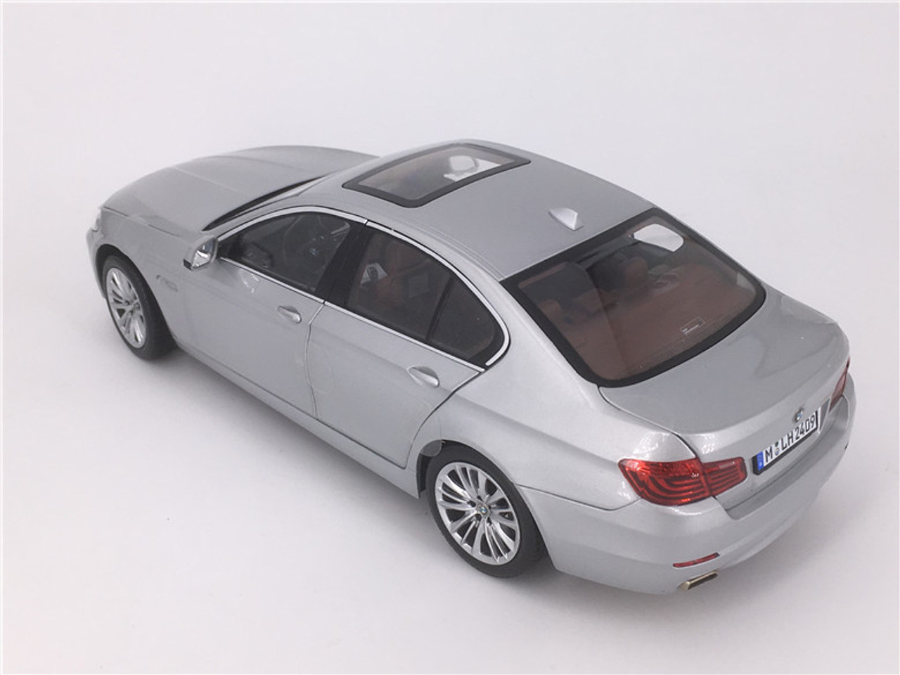 1/18 NOREV BMW F10/F11/F07/F18 (2010–2016) 5 SERIES 550i (SILVER 