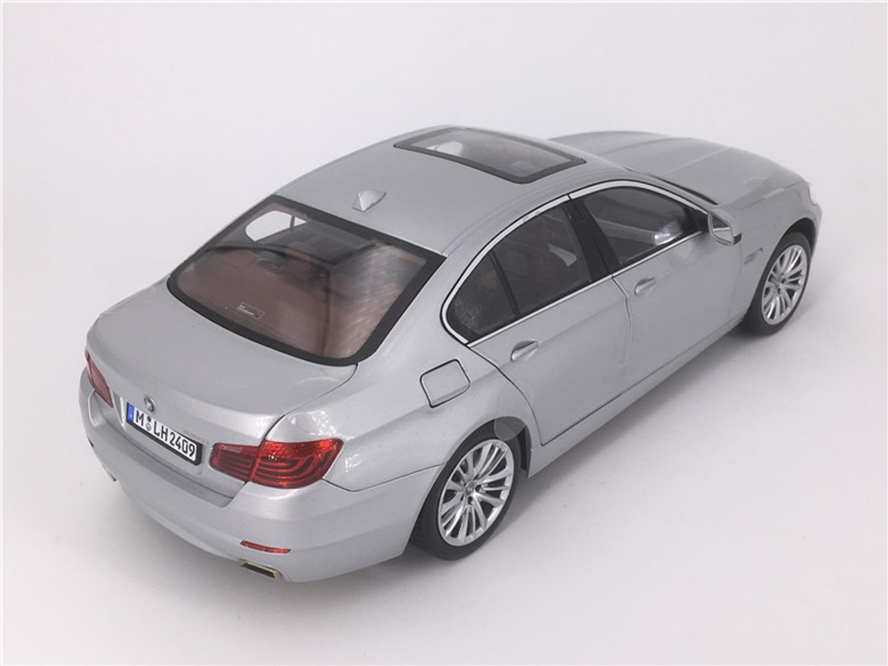 1/18 NOREV BMW F10/F11/F07/F18 (2010–2016) 5 SERIES 550i (SILVER