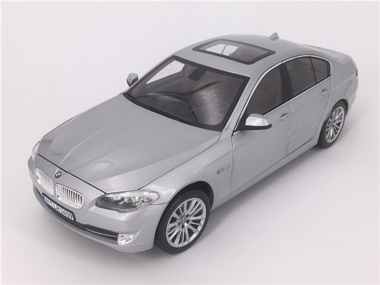 1/18 NOREV BMW F10/F11/F07/F18 (2010–2016) 5 SERIES 550i (SILVER) DIECAST CAR MODEL