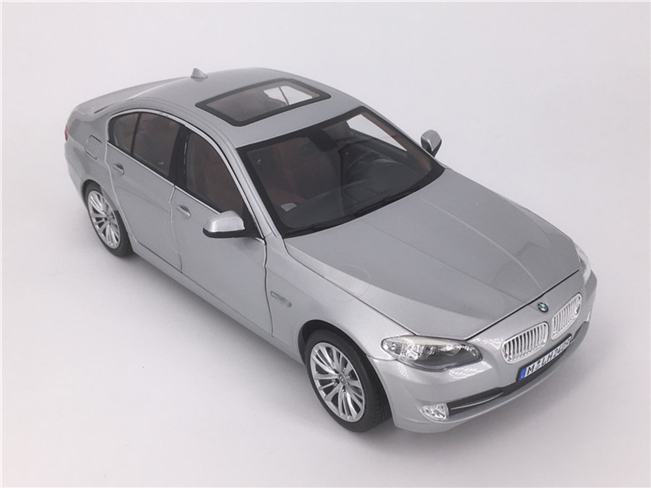 1/18 NOREV BMW F10/F11/F07/F18 (2010–2016) 5 SERIES 550i (SILVER