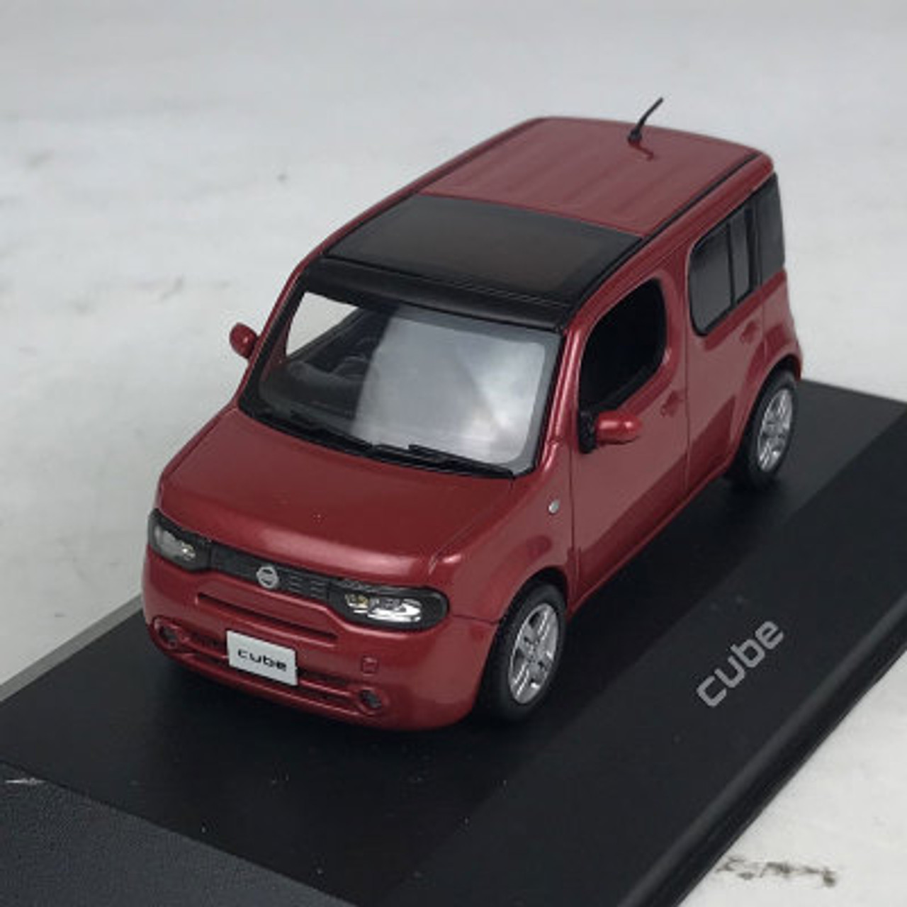 1/43 Dealer Edition Nissan Cube (Red) Diecast Car Model