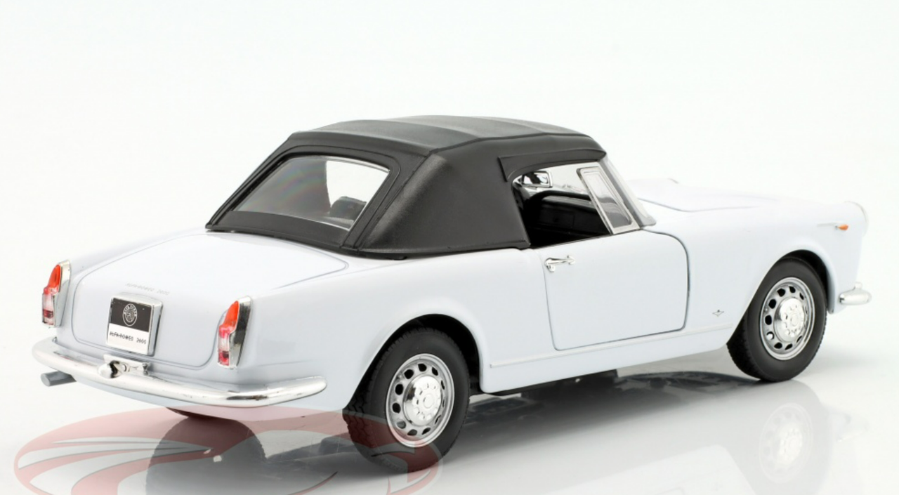 1/24 Welly 1960 Alfa Romeo Spider 2600 Soft Top (White) Diecast Car Model