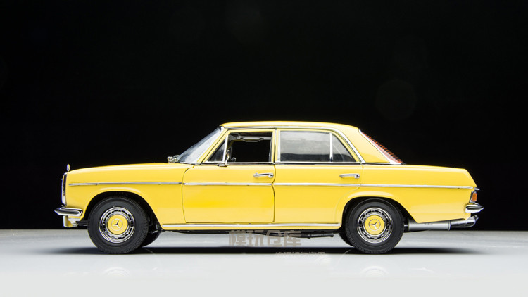 自動車 Sun Star 1/18 Mercedes-Benz W115 1/18 SS Sunstar Mercedes-Benz Mercedes 220D W115 Strich8 (Yellow