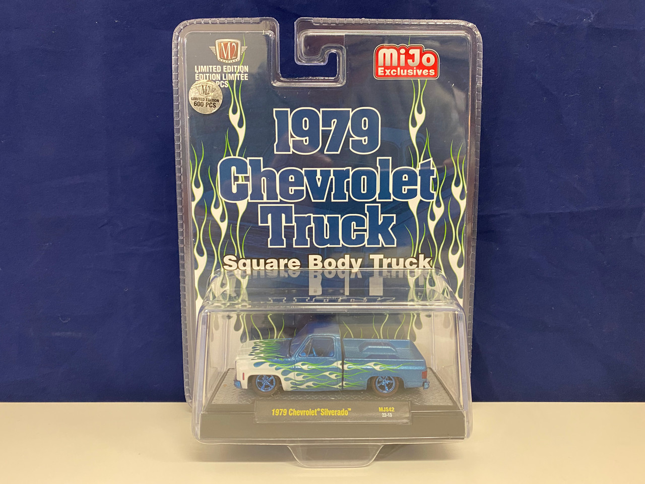 CHASE CAR 1/64 M2 Machines 1979 Chevrolet Silverado Pickup Truck Square  Body Truck Blue With Flames Diecast Car Model