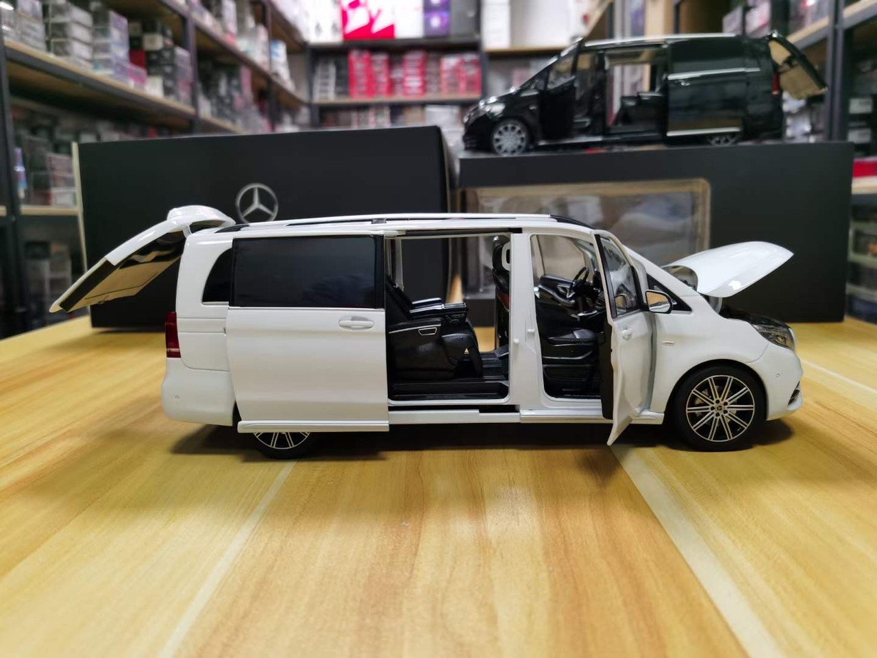 1/18 MERCEDES BENZ V Klasse V260 V260L MPV China Dealer model white