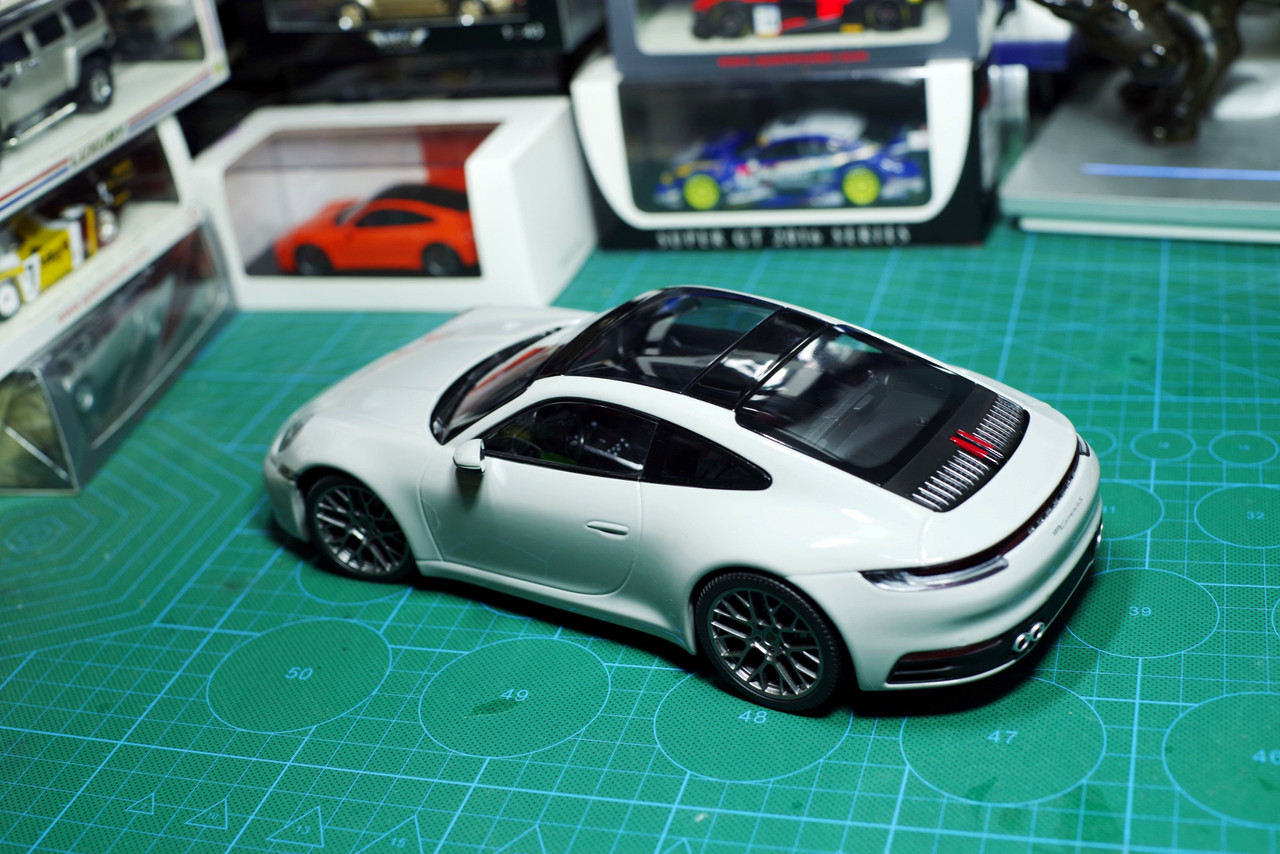 PORSCHE 911 Carrera S　1/18　ミニチュアカー 新品 KKDC180661 KK scale 1/18 ポルシェ 911 SC Coupe 1983 red