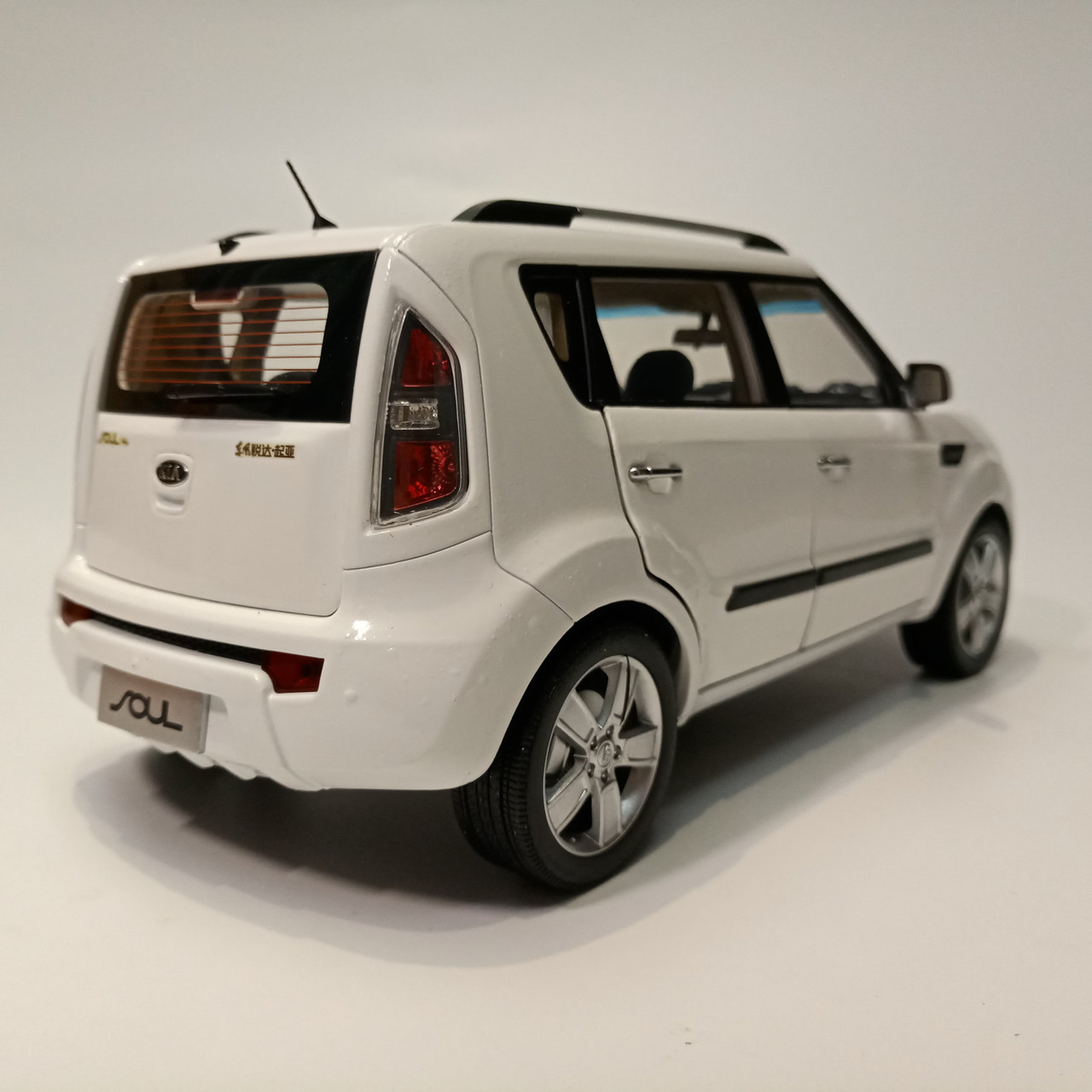 1/18 Dealer Edition Kia Soul (White) Diecast Car Model