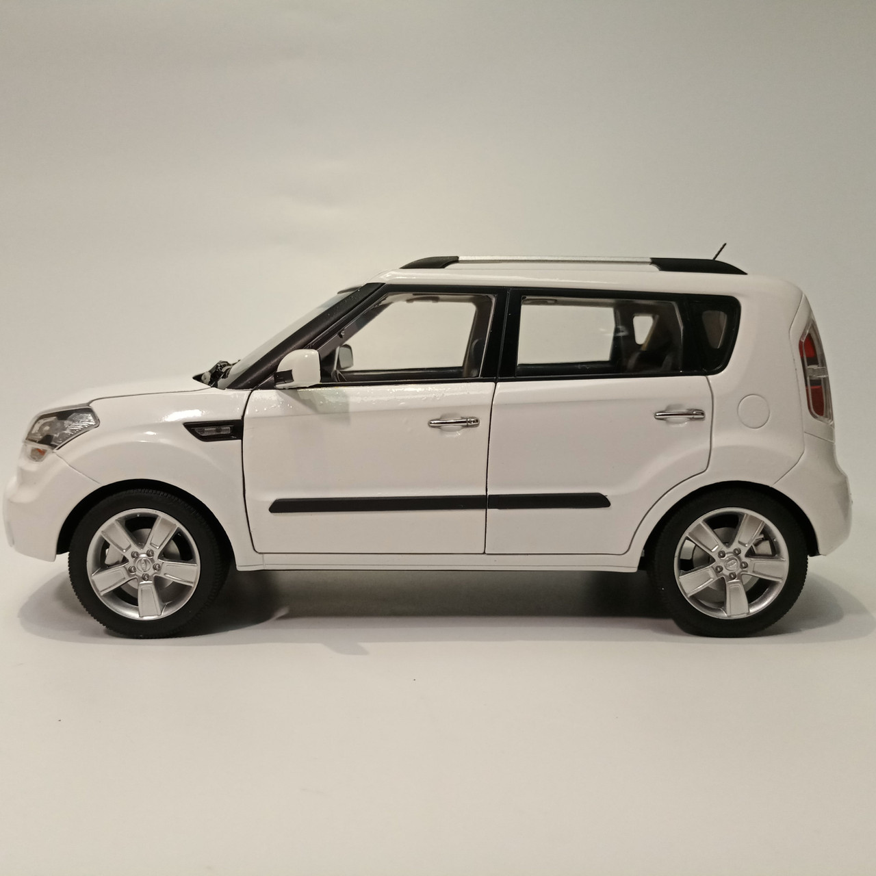 1/18 Dealer Edition Kia Soul (White) Diecast Car Model