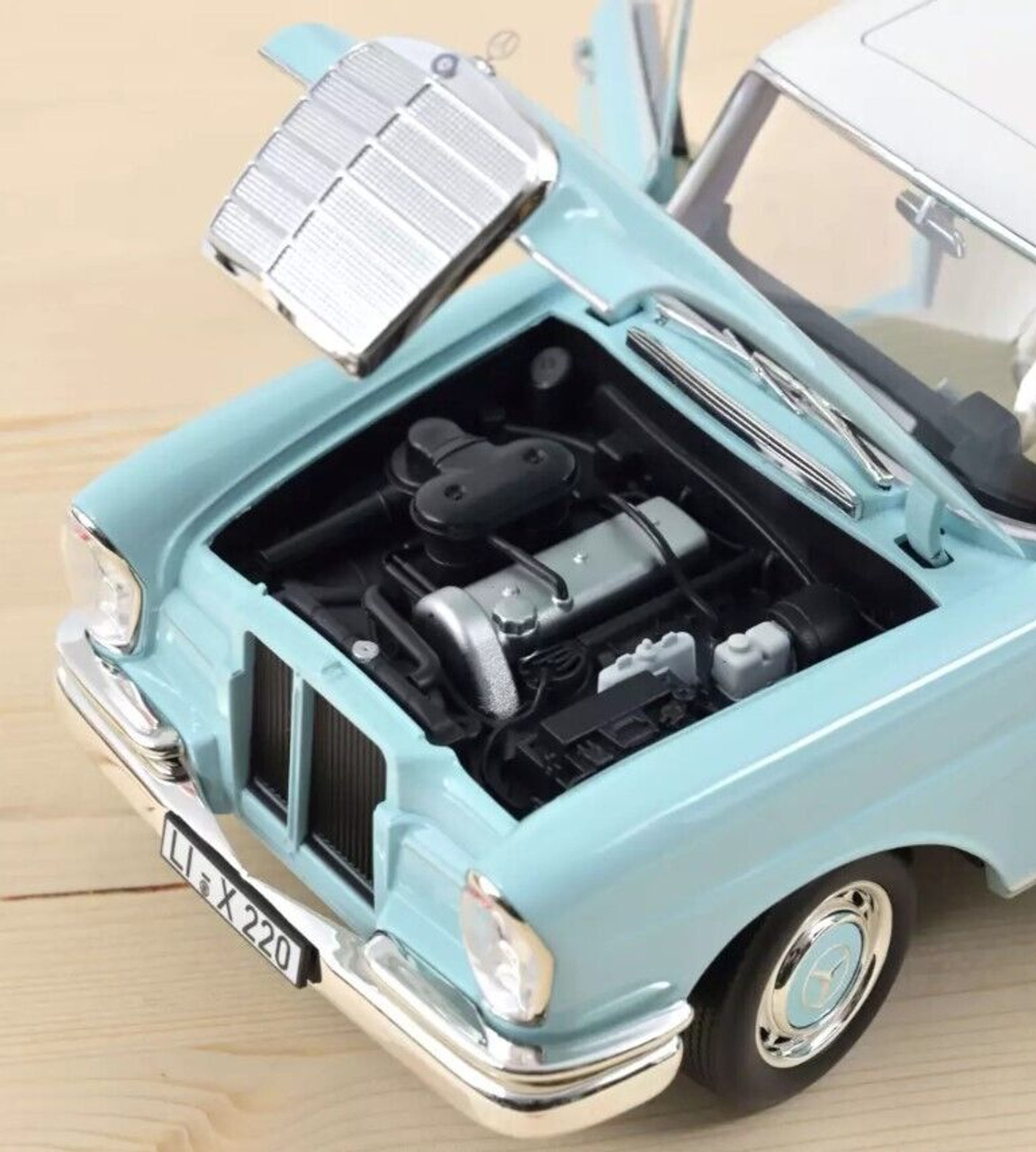 1/18 Norev 1965 Mercedes-Benz 220 S (W111) (Light Blue