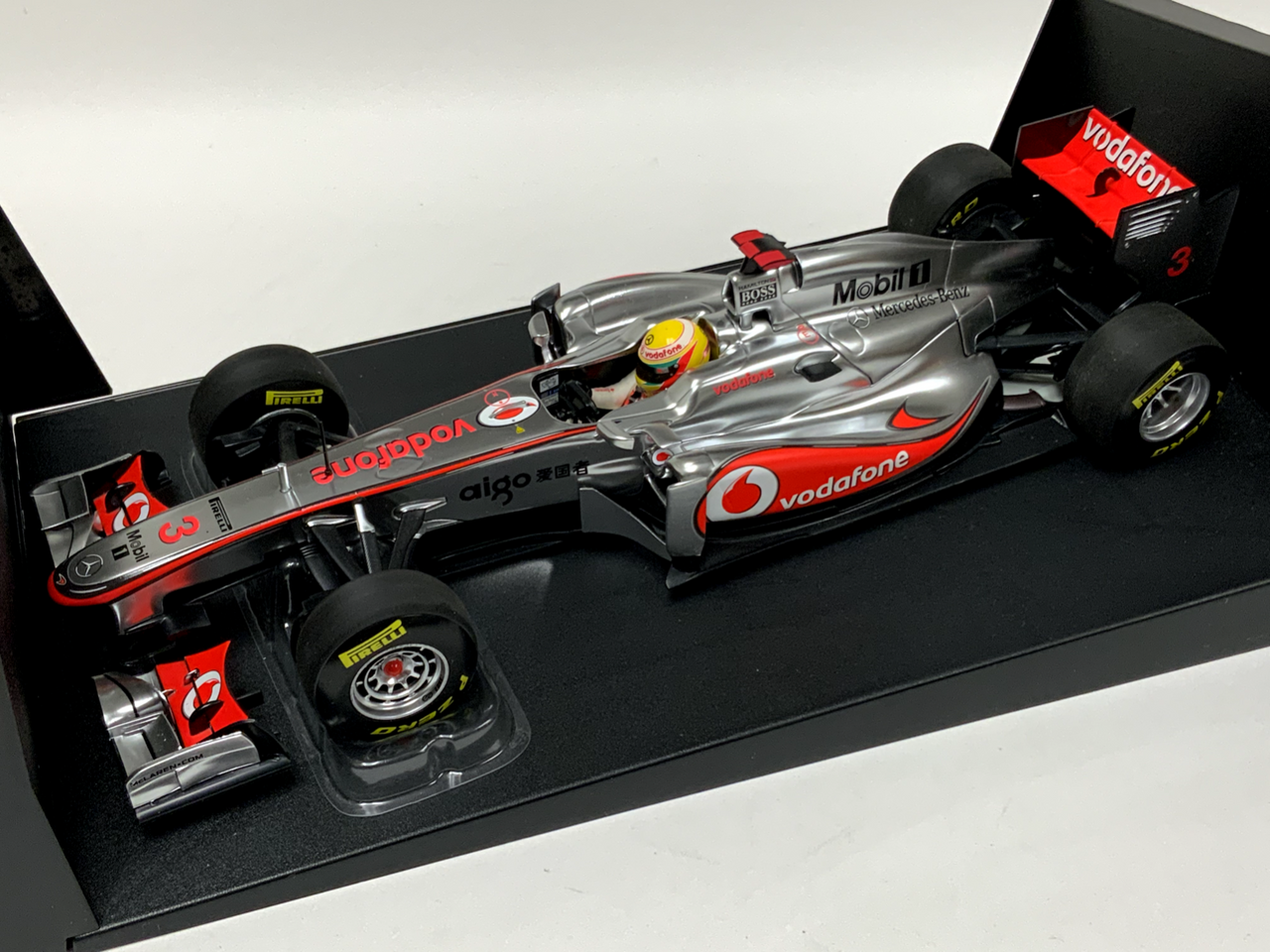 1/18 Minichamps 2011 Formula 1 Vodafone McLaren Mercedes MP4-26 Lewis Hamilton Car Model