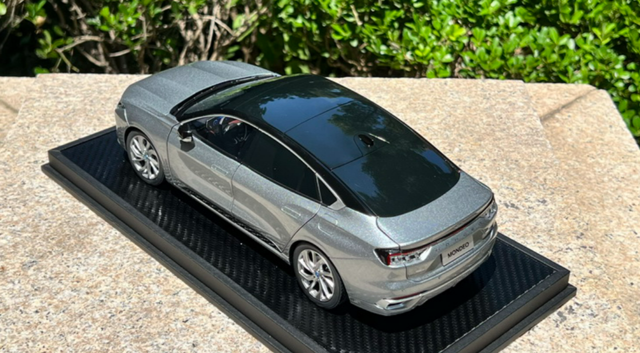 1/18 Dealer Edition 2022 Ford Mondeo (Silver) Diecast Car Model