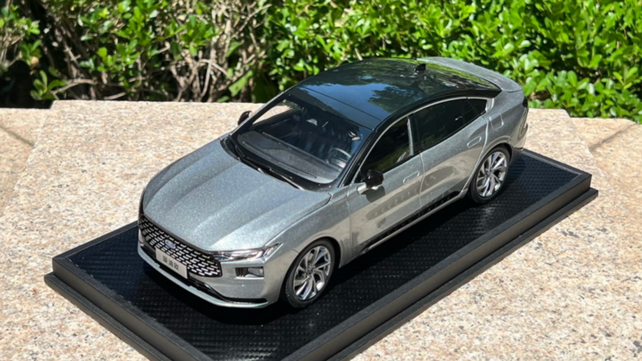 1/18 Dealer Edition 2022 Ford Mondeo (Silver) Diecast Car Model