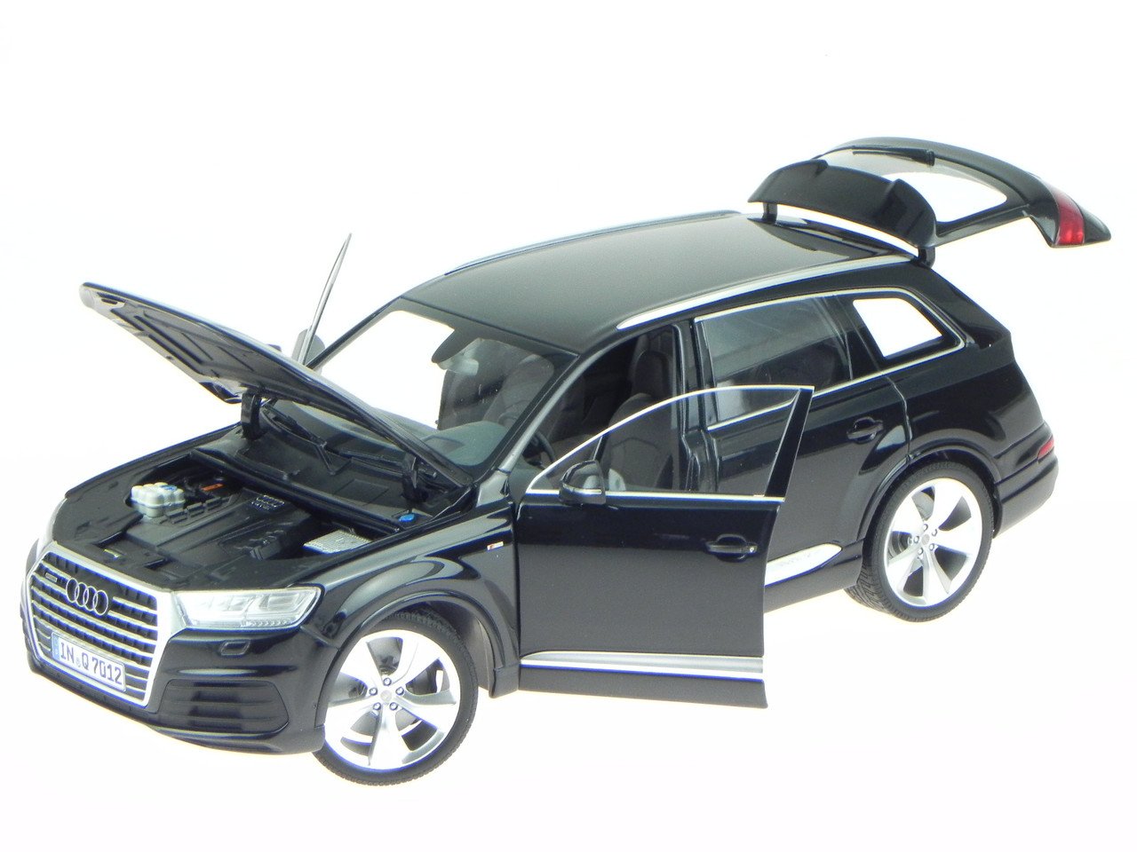 1/18 Dealer Edition 2014 2015 Audi Q7 V8 TDI Quattro S-Line (Orca Black) Diecast Car Model