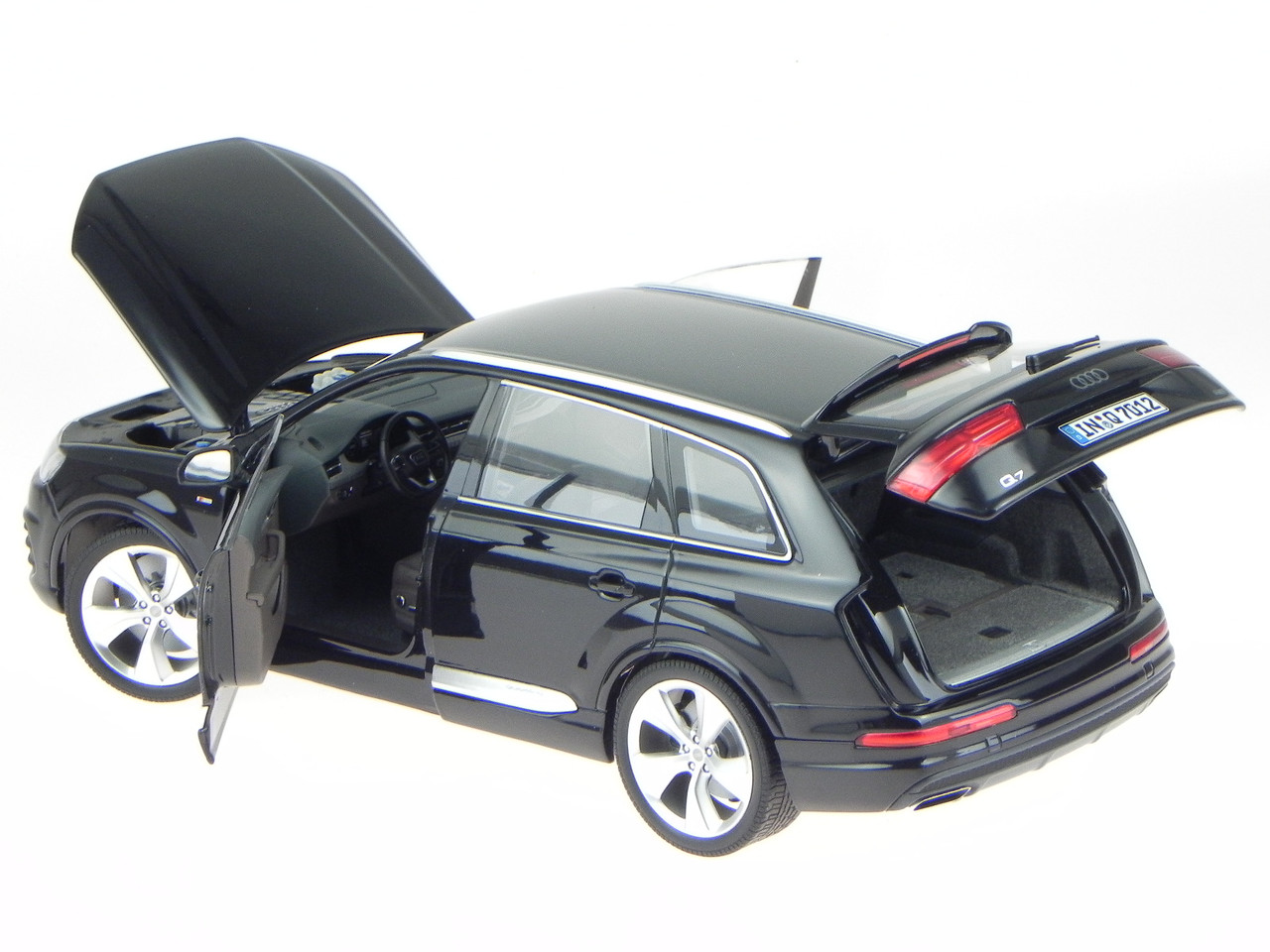 1/18 Dealer Edition 2014 2015 Audi Q7 V8 TDI Quattro S-Line (Orca Black) Diecast Car Model