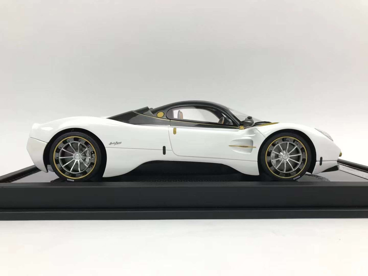 1/18 Vip Scale Model Pagani Utopia (Pearl White with Carbon Black Top) Resin Car Model Limited 99 Pieces
